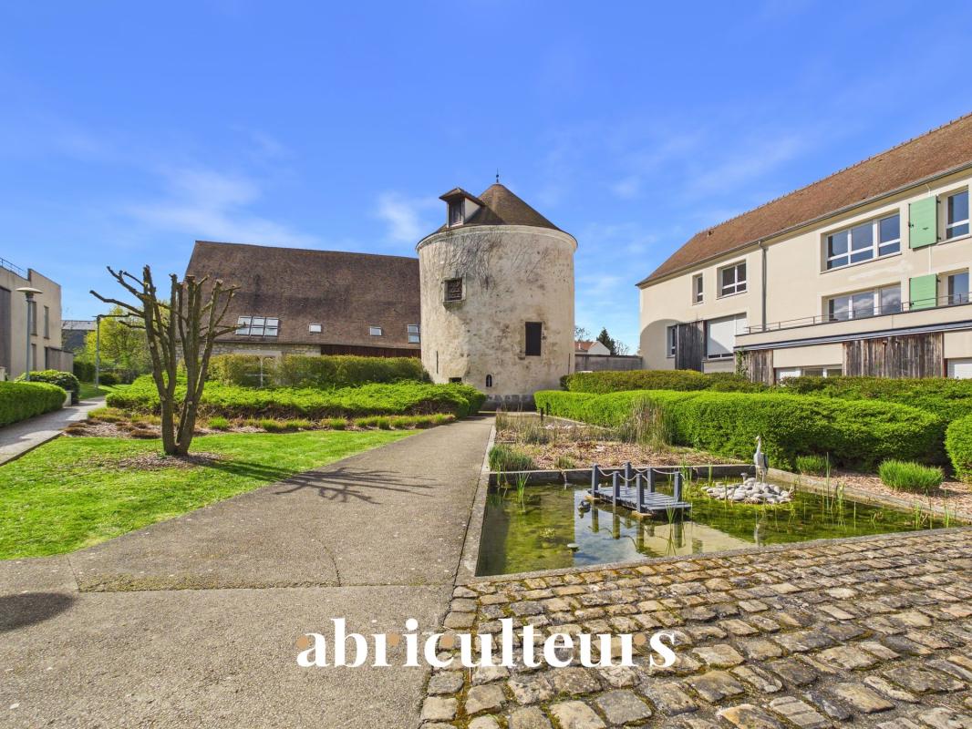 T3 Rez-de-jardin avec Terrasse, vue sur Jardins Intérieurs, Pigeonnier de Caractère et Cour Pavée – Résidence de Standing à Survilliers - Photo 2