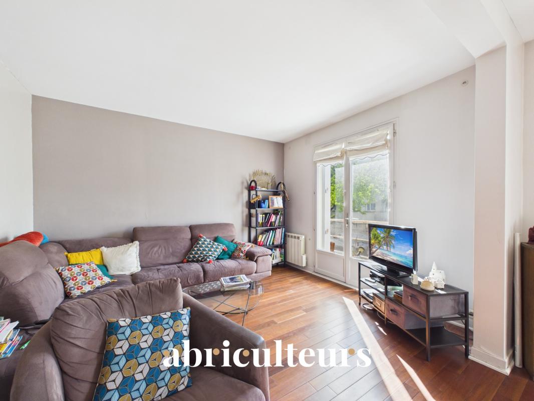 Clamart : Maison familiale lumineuse, 4 chambres, jardin, dépendance et fort potentiel - Photo 2