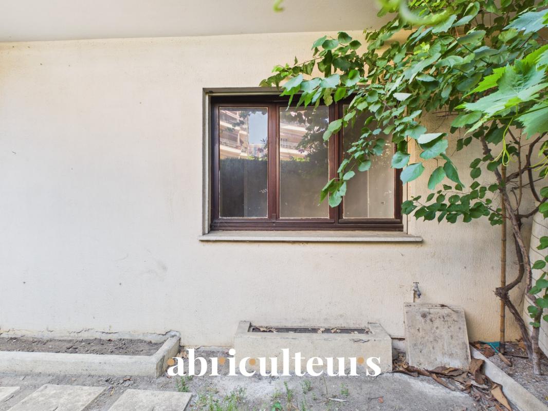 Agréable 2 pièces de 42 m² en rez-de-jardin avec terrasse et cave – Le Cannet - Photo 2