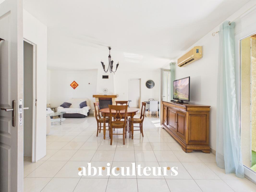 Maison - 124 m² - 6 pièces - Saint-Chamas (13250) - Photo 3