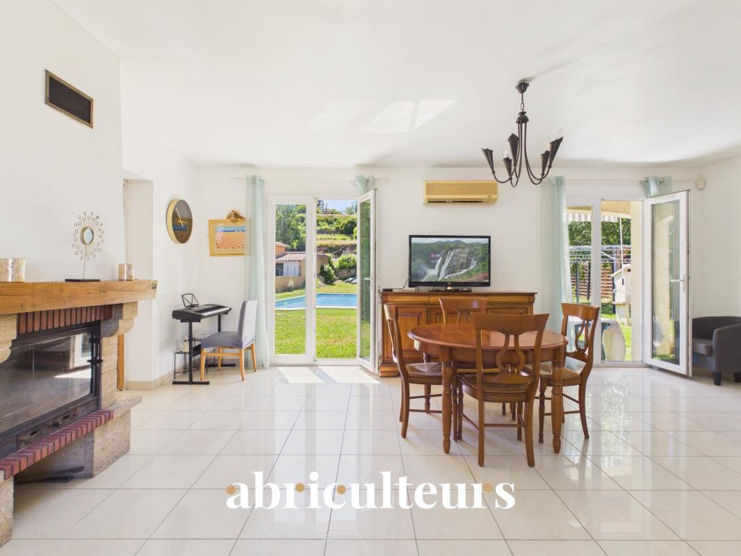 Maison - 124 m² - 6 pièces - Saint-Chamas (13250) - Photo 4