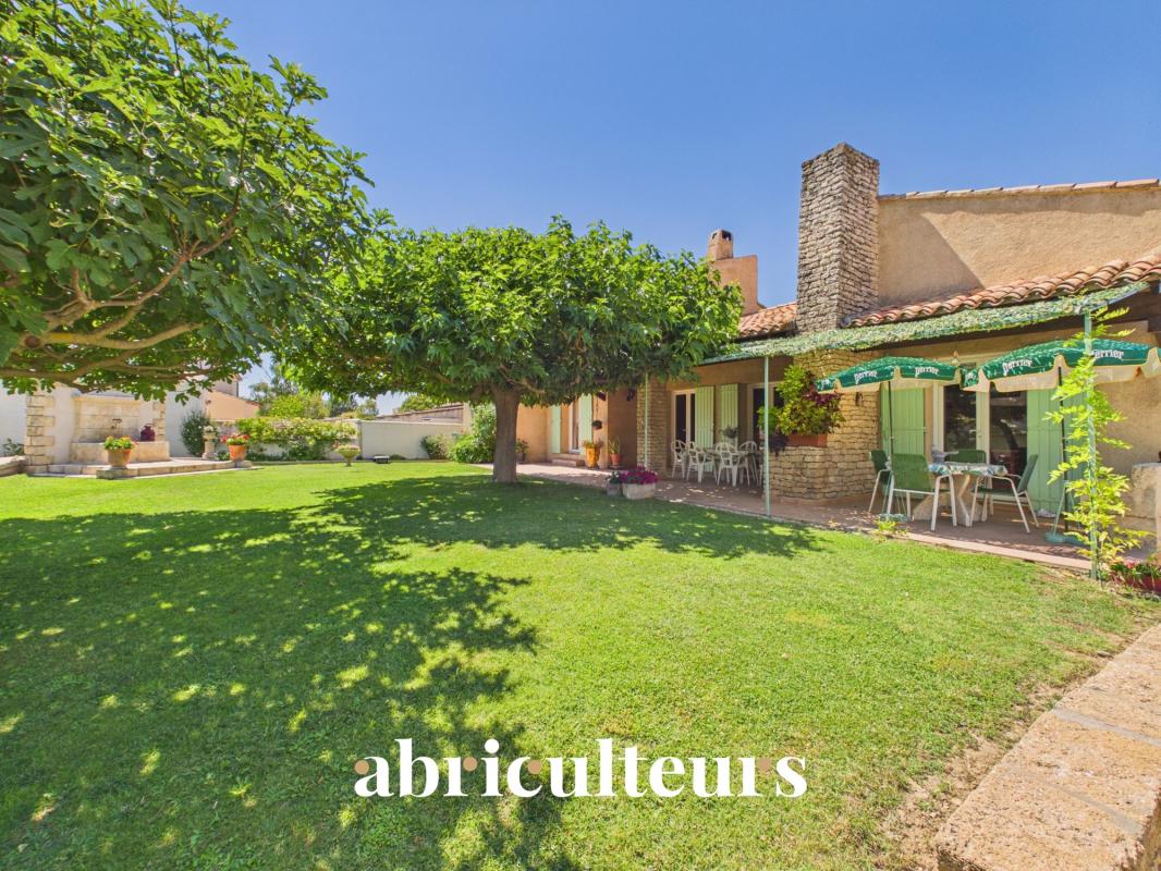 Maison familiale de 198 m² avec T2 indépendant, jardin et garage à Charleval