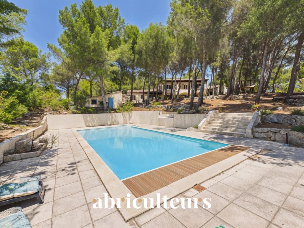 Maison d’architecte de 257 m² avec piscine et jardin arboré de 4 000 m²