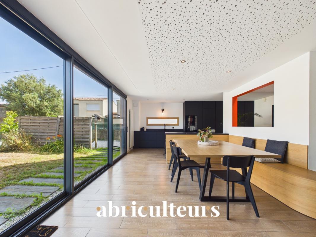 Maison familiale d'architecte de 219M2 - 5 chambres - Jardin - Un garage/buanderie - Nombreux meubles sur-mesure - 2 places de parking - Rezé - Rue de l’Aérodrome