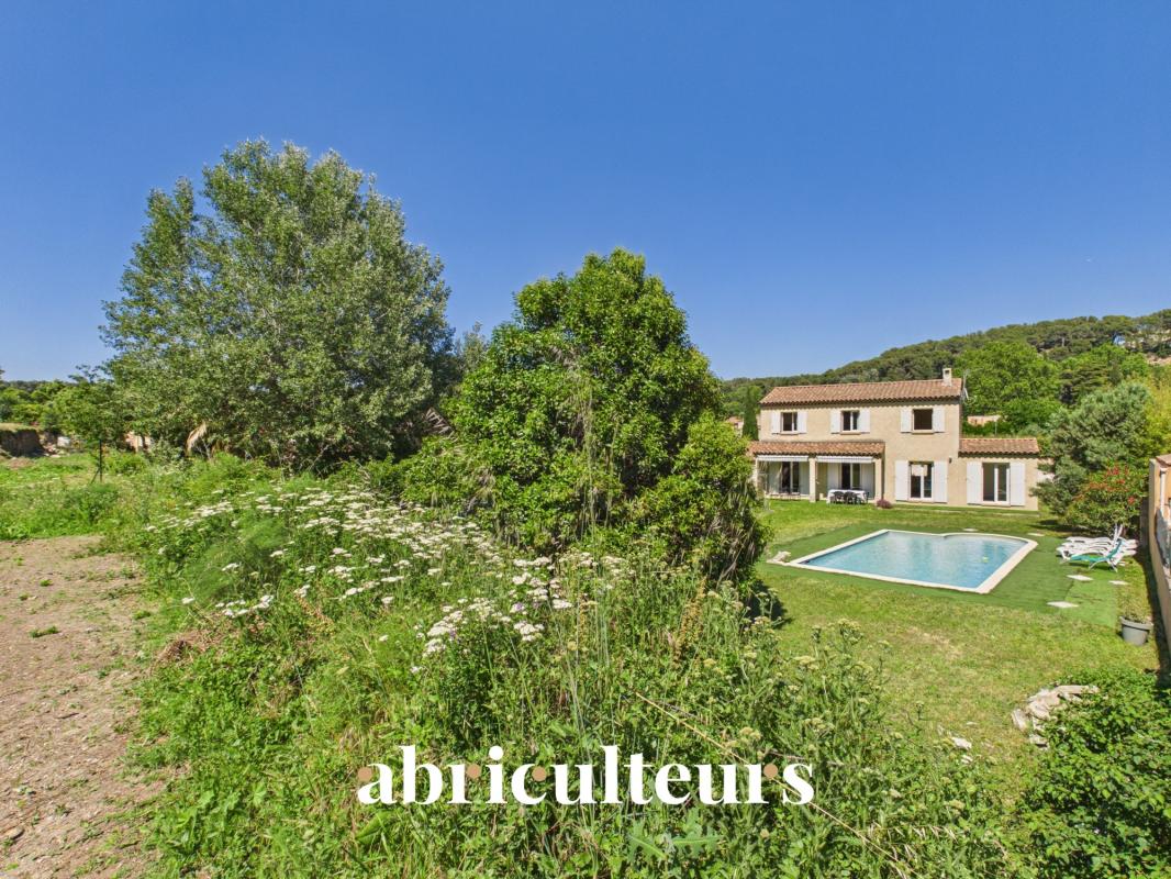 Maison familiale 5 chambres avec piscine sur terrain de 1 600 m² à Saint-Chamas (13250)
