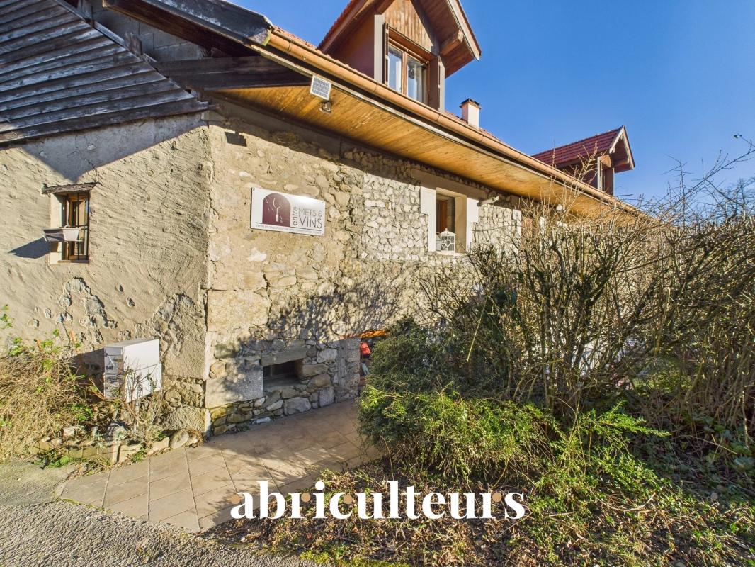 Propriété de caractère rénové et dans un environnement verdoyant en vente à Charvonnex Annecy (74370)