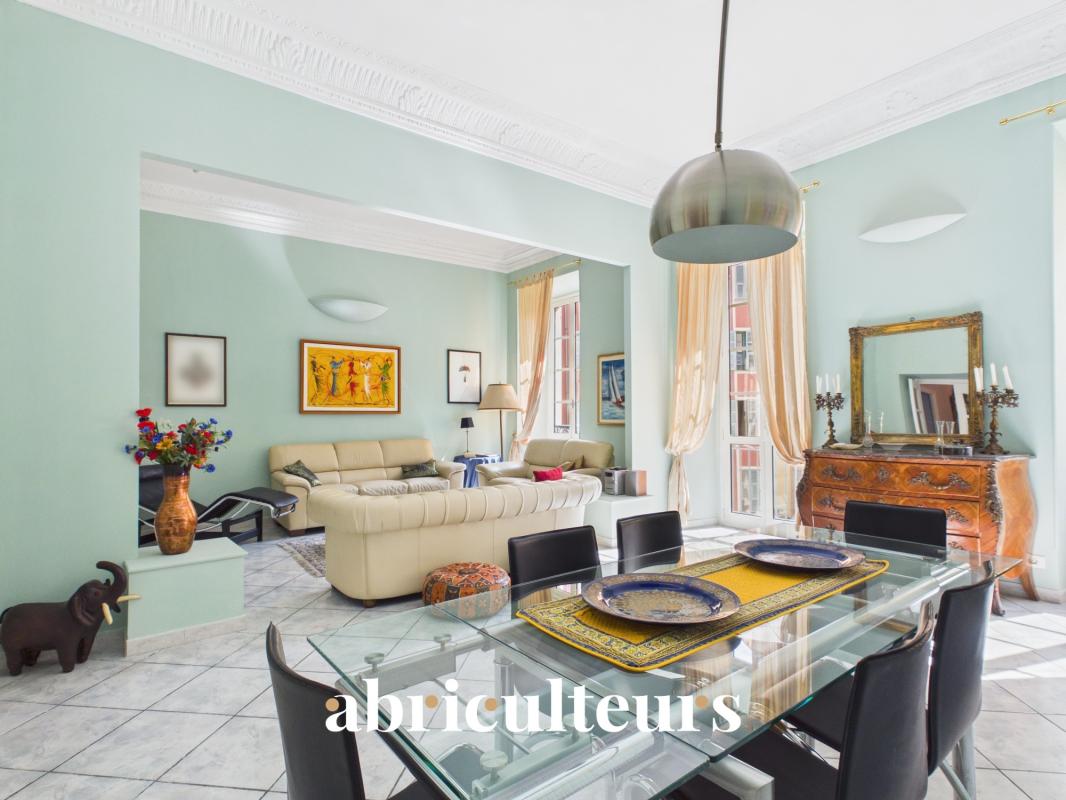 Superbe appartement traversant rénové de 136,81 m² en vente À 30 mètres du Port de Nice (06300)