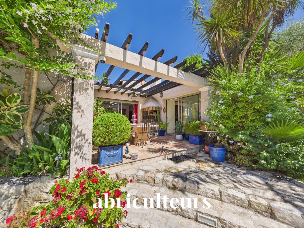 Maison familiale avec piscine et jardin avec 5 chambres en vente La Colle-sur-Loup (06480)