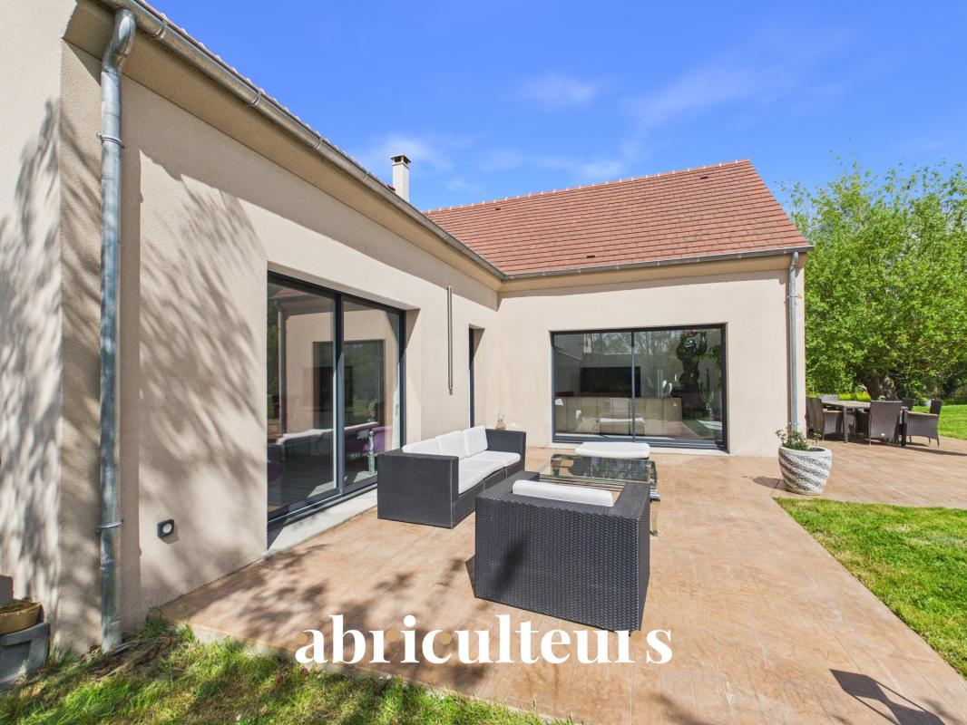 Maison d’architecte de plain-pied récente avec vue panoramique sur la nature environnante en vente à Vaugrigneuse (91640)