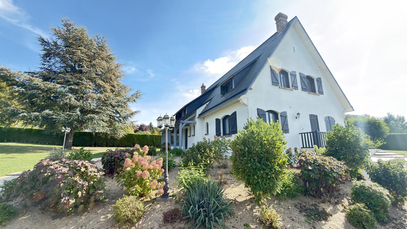Maison 230 m² | 8 pièces | Sous-sol | Garage | Terrain 2043 m²