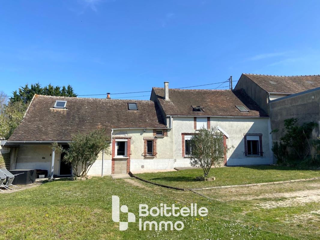 Ensemble en pierre de 3 bâtiments sur un terrain de 927m², Maison principale, studio et grange au calme