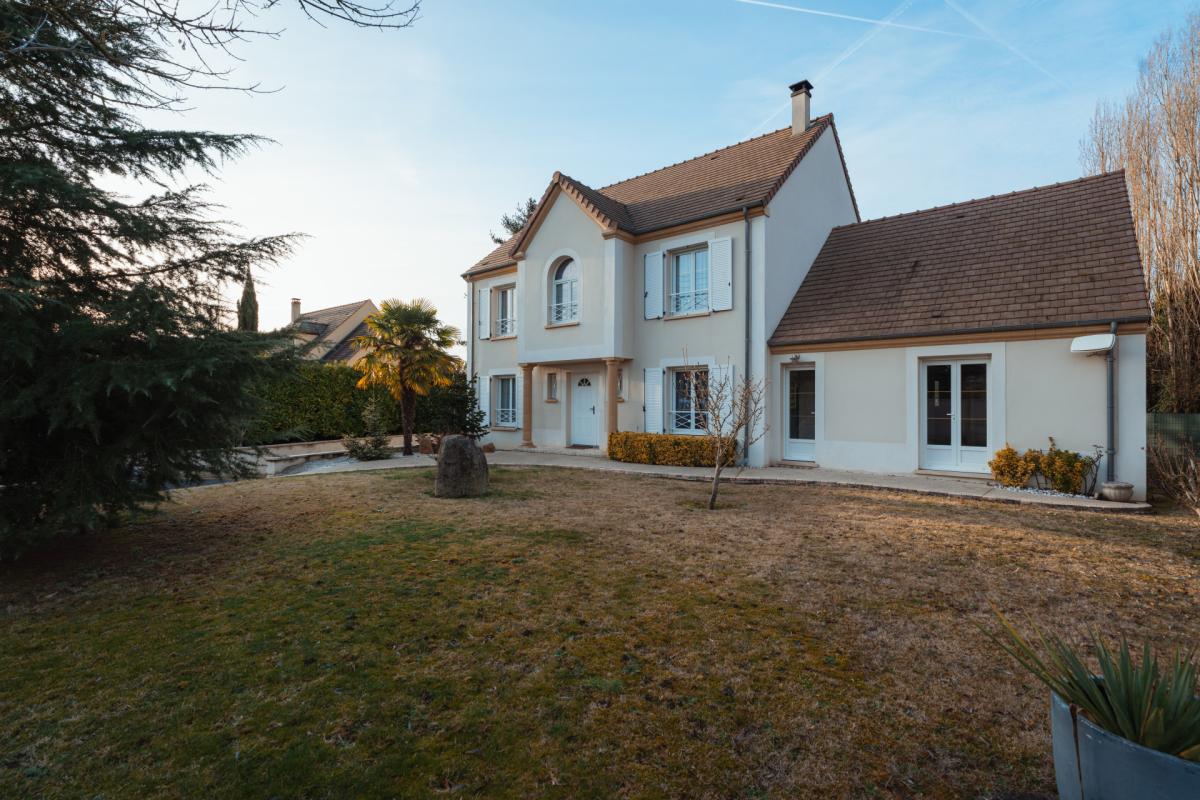 Saint Martin En Bière proche maison récente sans travaux 5 chambres, appartement indépendant, sous sol total jardin de 1000m2