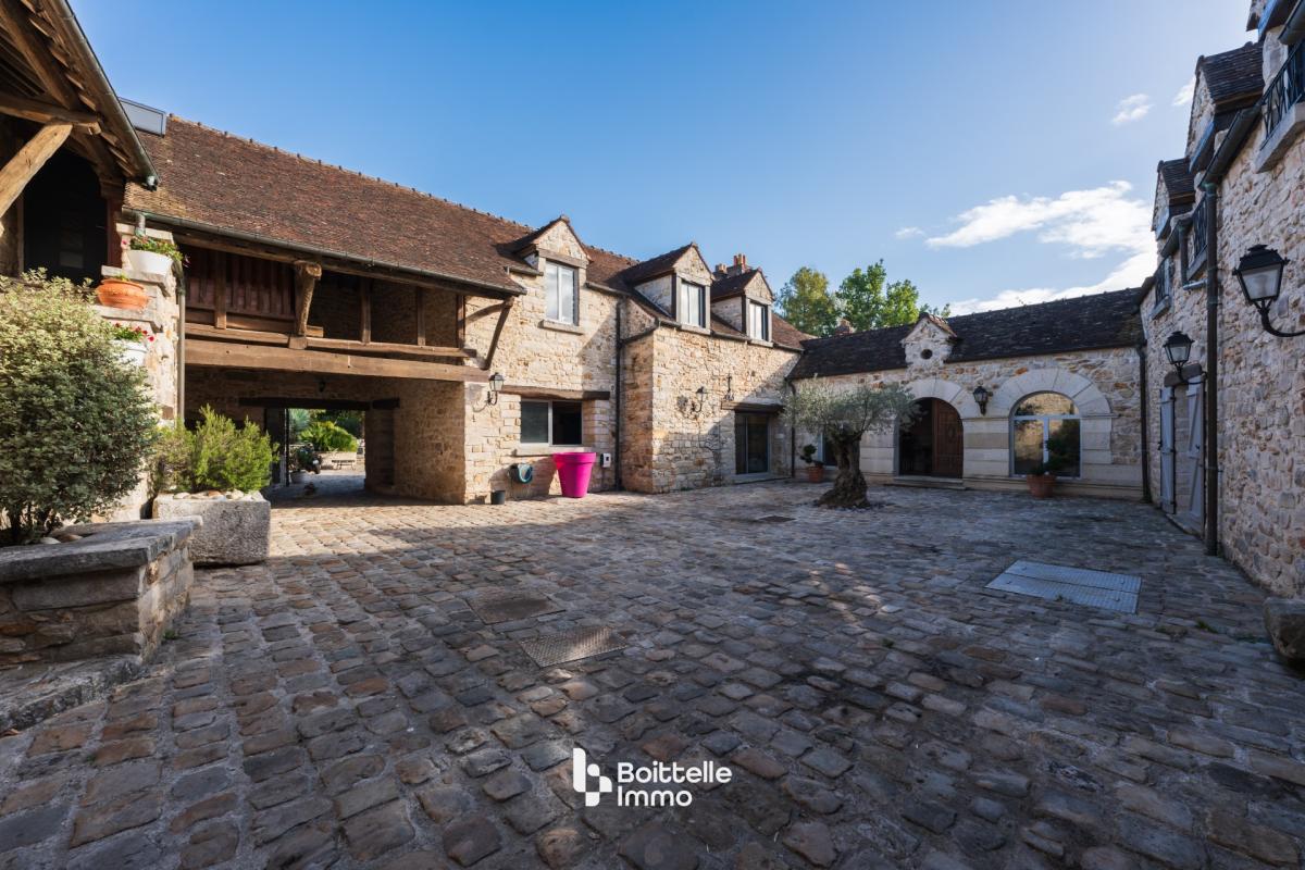 Proche de Milly La Forêt, propriété ancienne de caractère, charme, 4 chambres, piscine, grand jardin arboré clos, garage