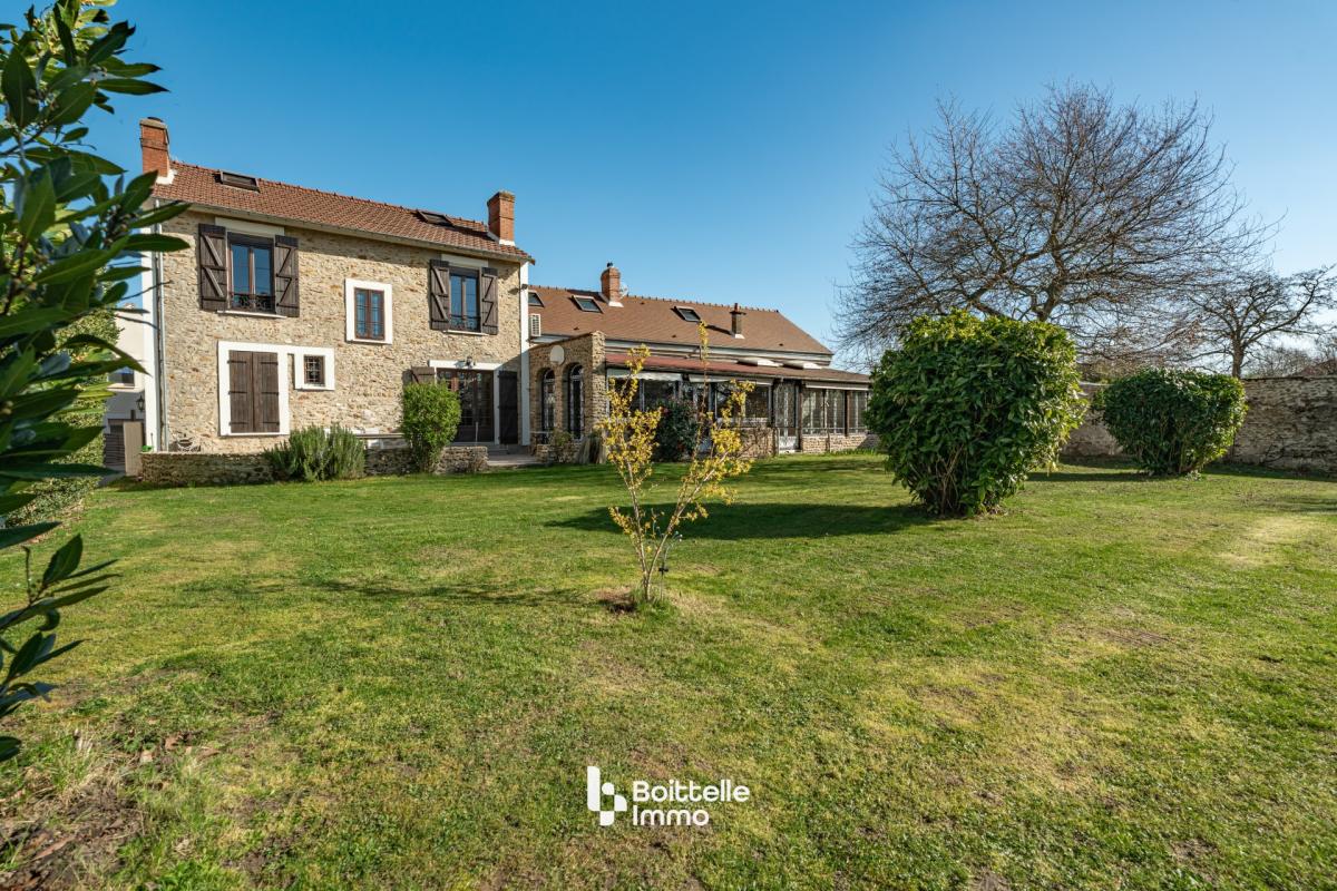 Maison ancienne en pierre, 5 chambres, 1795m2 terrain, grand garage, chalet de jardin