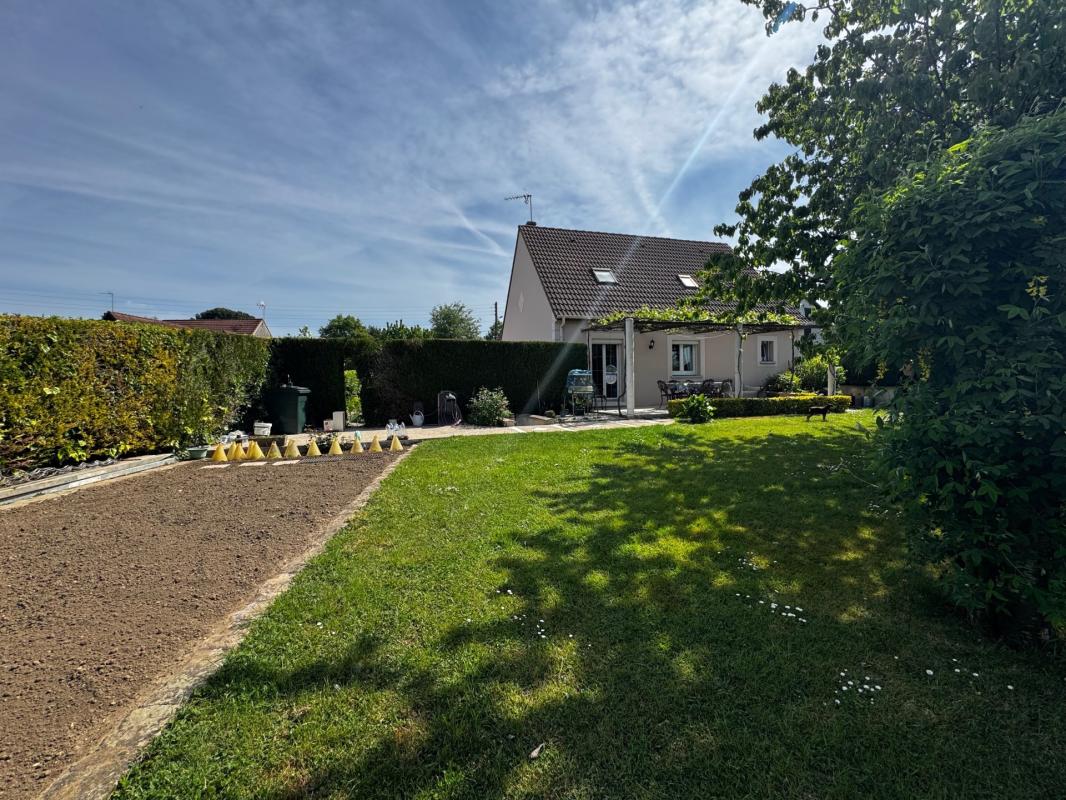 Maison 125m² à Livre-sur-Seine, 924m² de terrain, 4 chambres et un garage