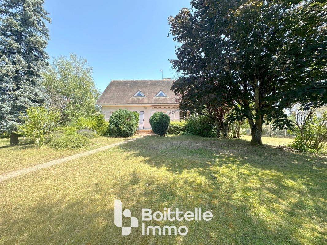 Maison 159m² sur un terrain de 2787m² sans mitoyenneté avec garage et places de parking, 4 chambres