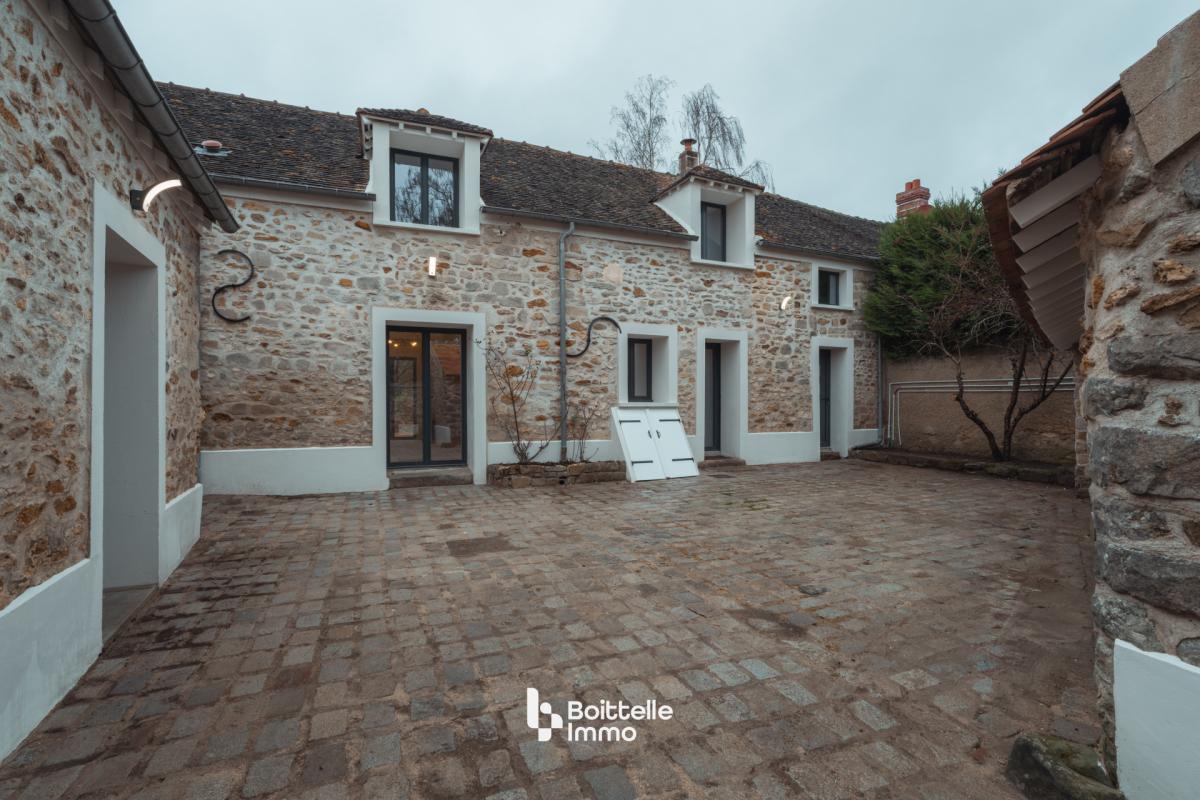 Maison ancienne en pierre 5 chambres , studio indépendant, au calme proche commerces