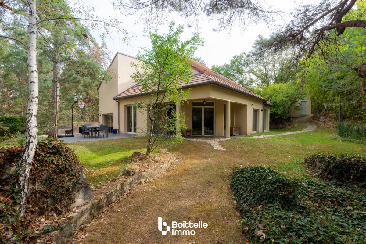 Maison contemporaine avec piscine intérieure 4 chambres, sous sol, garage sur 3900m2 calme et arboré