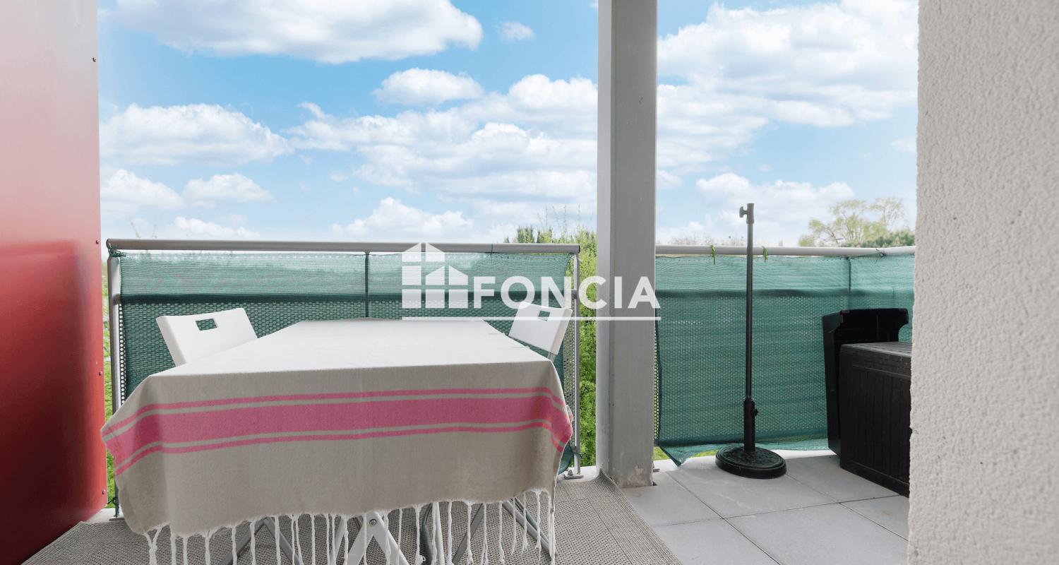 LE MEE SUR SEINE : immeuble des années 2015, appartement T2 de 38m2 Plus Terrasse et place de Parking