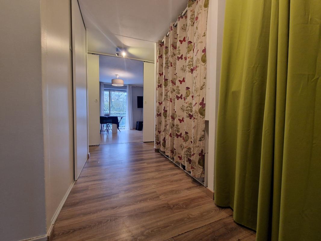 Appartement de 3 pièces traversant est-ouest, situé au rez-de-chaussée surélevé et 1er étage, d’une superficie habitable de 68m² et 80m² utiles avec balcon et loggia, au cœur de Vaires-sur-Marne, résidence sur parc 11ha du Parc de L’AULNAY