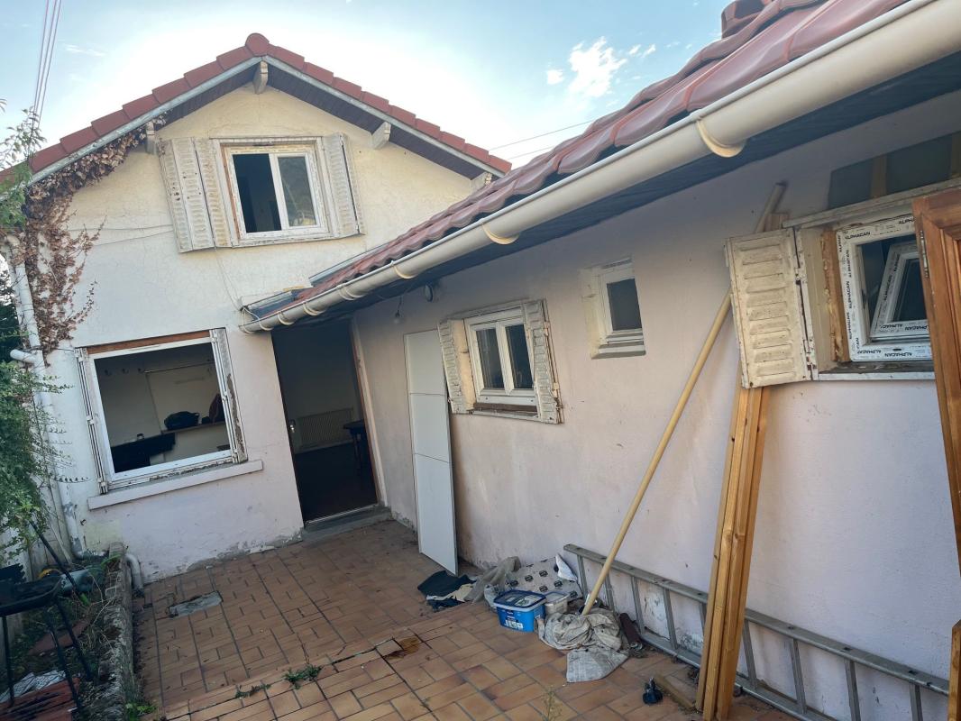 Maison à rénover en fond de 240m² de terrain. Idéalement située à moins de 10 minutes à pied de la gare, cette maison de 76,36 m² (98,67 m² au sol) comprend 3 petites chambres et une studette indépendante
