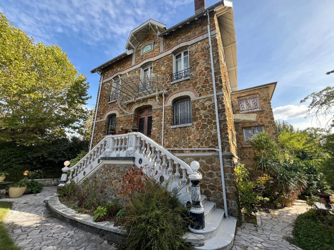 Central et calme sur 1400m² de terrain ! Propriété meulière de caractère de 250m² comprenant séjour triple et 5 chambres, sur un rez de jardin avec logement F2 55m² indépendant, plus 100m² de dépendances dont garage et partie habitable. Travaux à prévoir