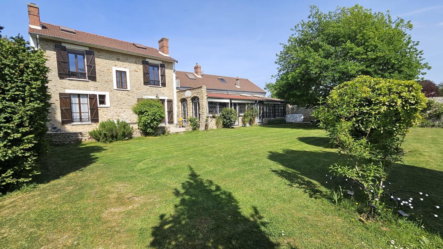 Maison en pierres environ 230 m² 7 pièces 5 chambres nombreuses dépendances