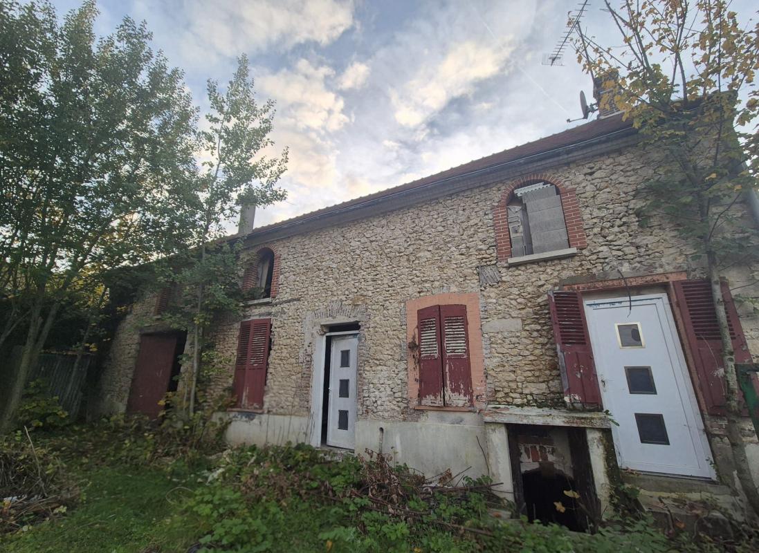 Maison à rénover à Sainte-Colombe avec jardin et garage idéal pour investisseurs ou particuliers