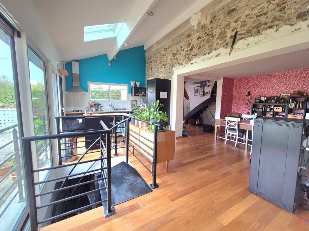 À découvrir sans tarder : maison atypique avec un potentiel de 3 à 4 chambres à terme !