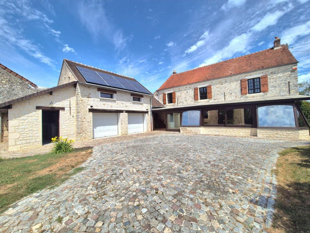 Maison familiale aux beaux volumes avec fort potentiel et terrain détachable