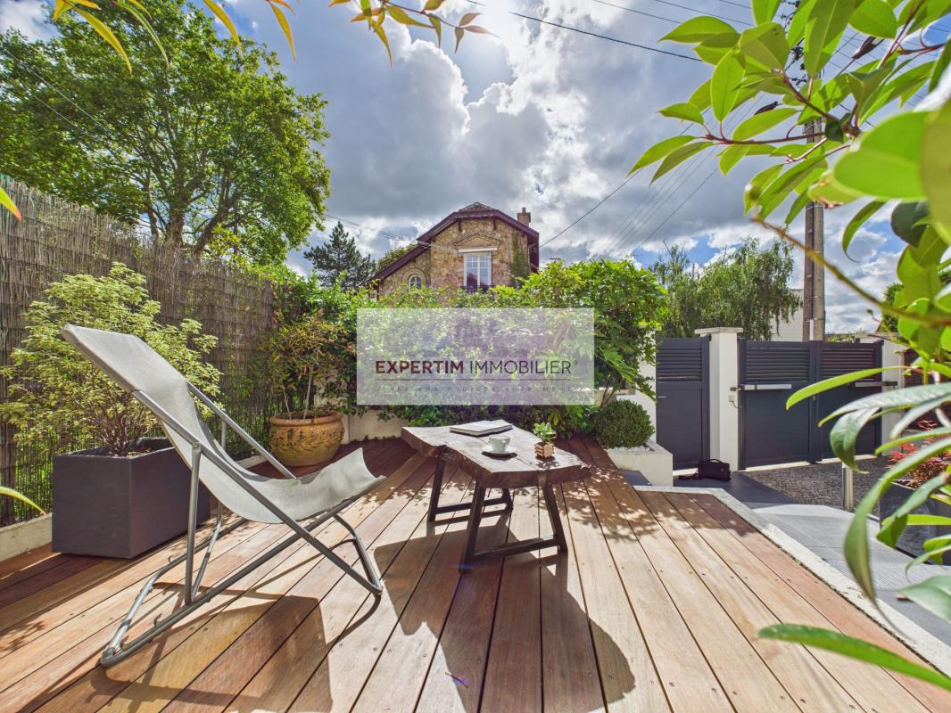 RIVE DROITE, MAISON EN TRES BON ETAT AVEC JARDIN, TERRASSES ET SOUS-SOL