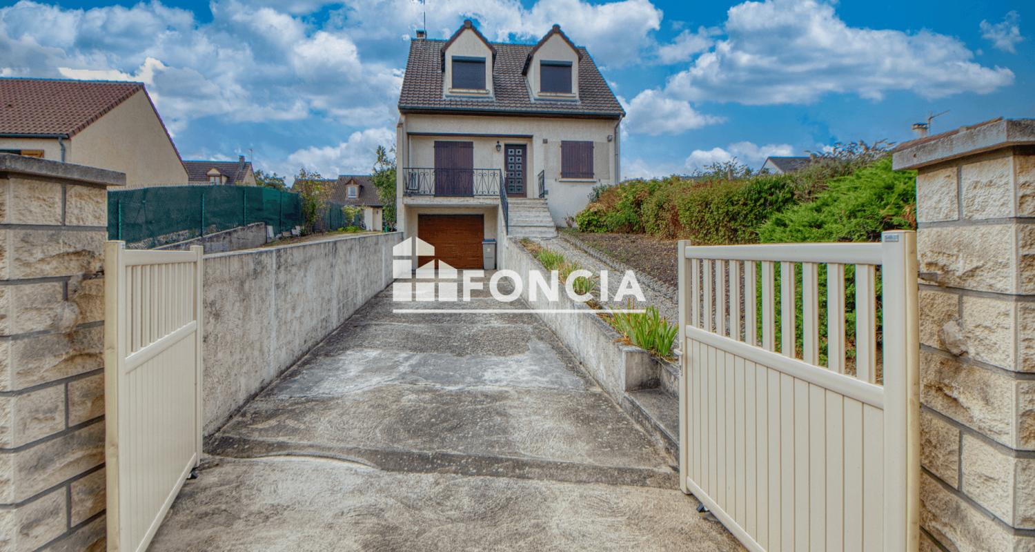 Exclusivité Foncia sur Buchelay (78200) - Maison Individuelle Traditionnelle de 1979, 5 pièces de 111 m2 habitables avec sous-sol total