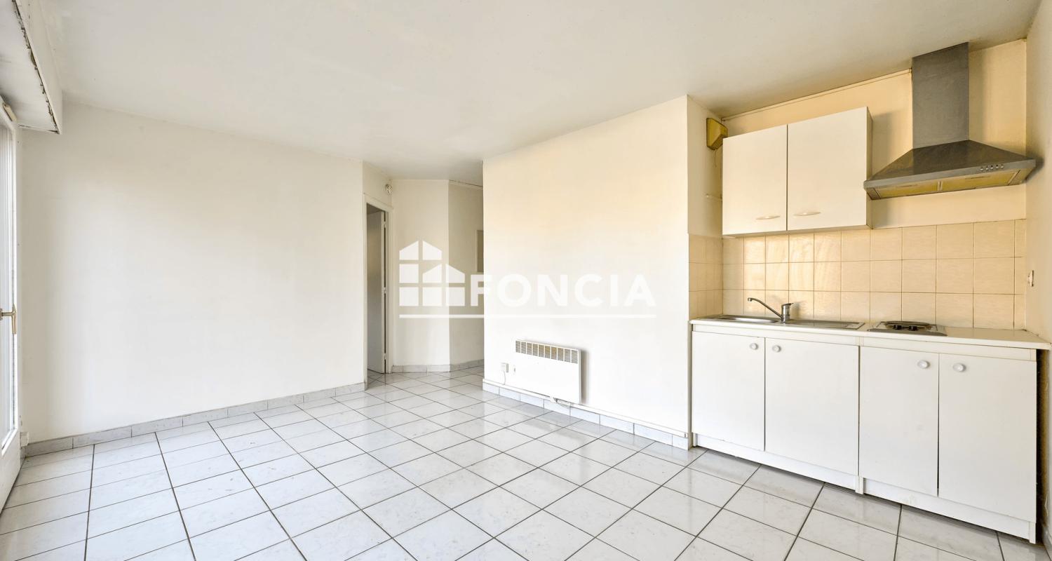 A ACHETER : un appartement T2 de 30 m2 avec son rez-de-jardin privatif de 24 m2 + place de parking à Meulan-en-yvelines (78250). Proche à pied des bords de Seine et des commerces