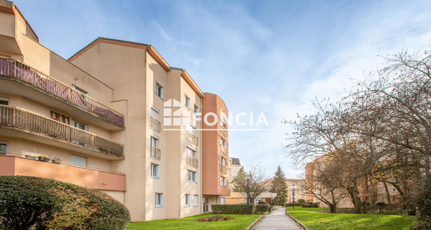 BEL APPARTEMENT T2 EN DUPLEX AVEC CAVE SITUÉ À PROXIMITÉ DU CENTRE-VILLE