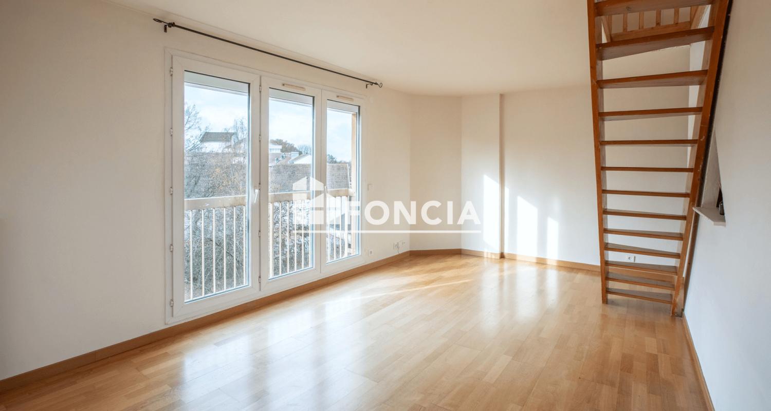 BEL APPARTEMENT T2 EN DUPLEX AVEC CAVE SITUÉ À PROXIMITÉ DU CENTRE-VILLE