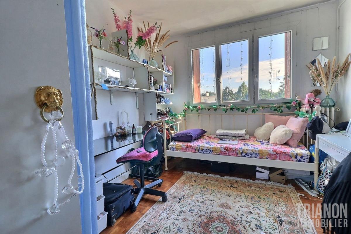 VENTE : appartement F5 (90 m²) à LA CELLE ST CLOUD. Résidence de Bel Ebat