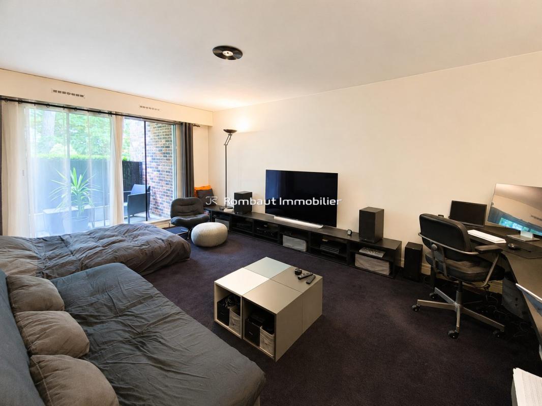 Studio en rez-de-jardin avec large balcon