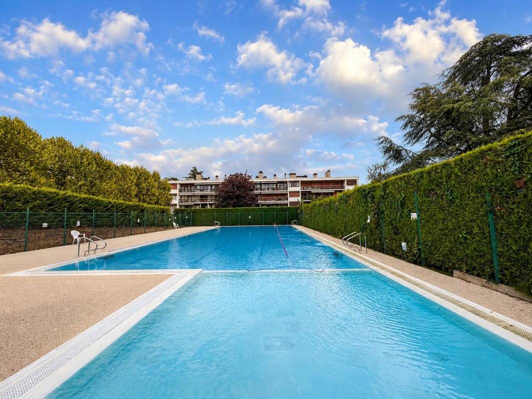 À VENDRE NOISY-LE-ROI – RÉSIDENCE L’ORÉE DE MARLY – APPARTEMENT FAMILIAL 6 PIÈCES AVEC BALCON, PISCINE ET PARKINGS