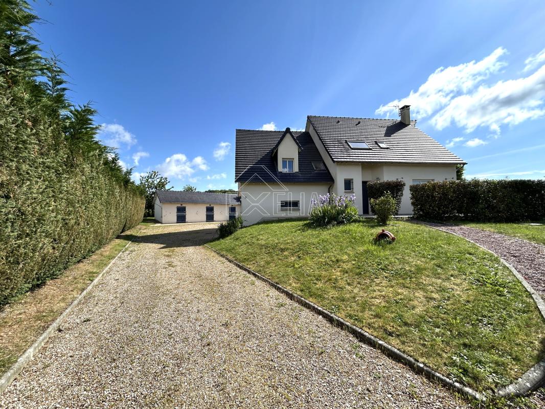 Maison récente 7 pièces 150 m² avec double garage, dépendance, box à chevaux et grand jardin de 1685 m² à Villegats
