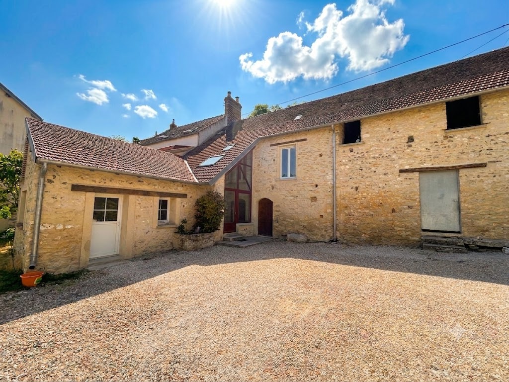 Corps de ferme 7 pièces 182 m² avec dépendances, grange et jardin 855 m² à Gommecourt