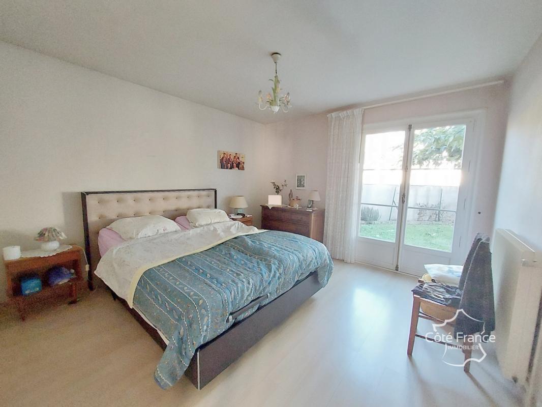 Maison de plain pied avec jardin et dépendance - Photo 2