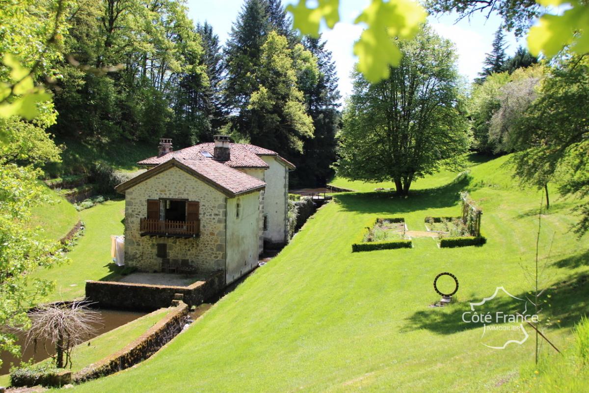 Ancien moulin avec droit d'eau et 2,2 hectares du terrain, C