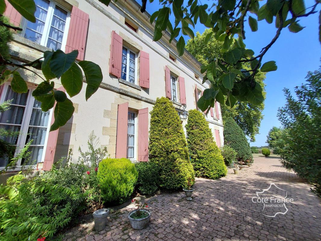 Maison de maître en pierre   Piscine   Dépendances 400 m2 - Photo 2