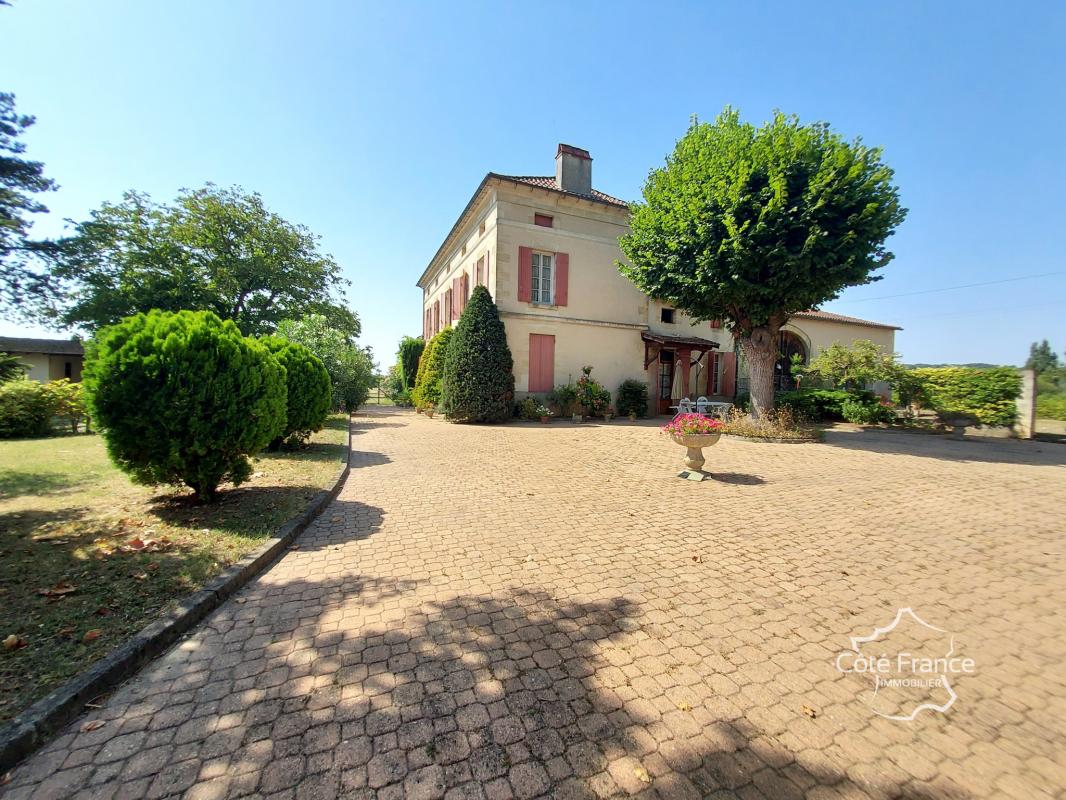 Maison de maître en pierre   Piscine   Dépendances 400 m2 - Photo 3