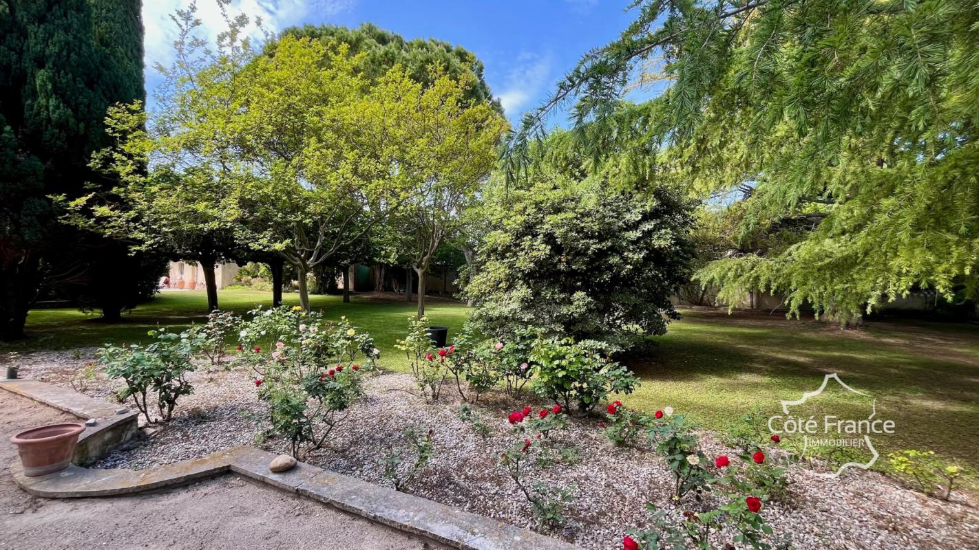 Hôtel particulier du XIXe siècle sur un parc de 4200m2 - Photo 4