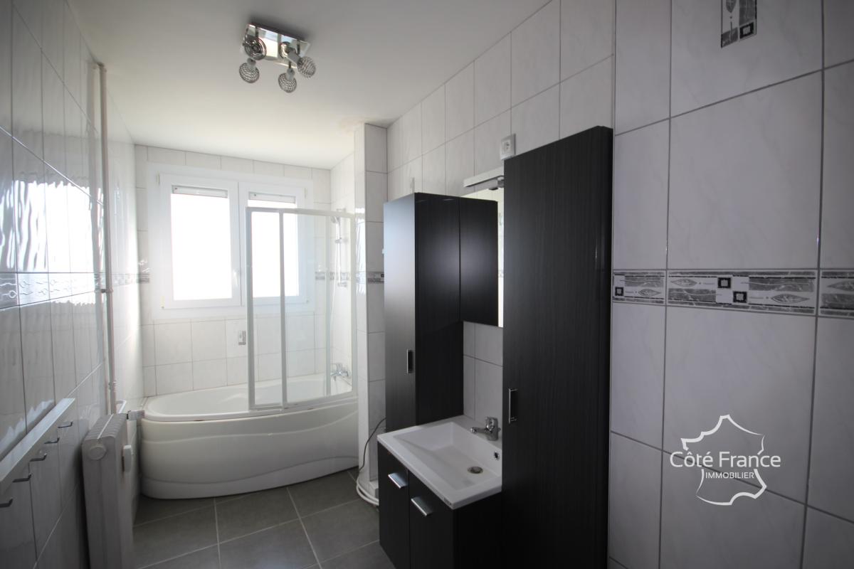 GIVET Appartement T4 (3 chambres) rénové, situé dans une rés - Photo 3