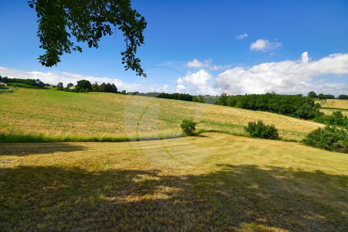 Terrain avec vue dégagée sur les coteaux – Montalzat