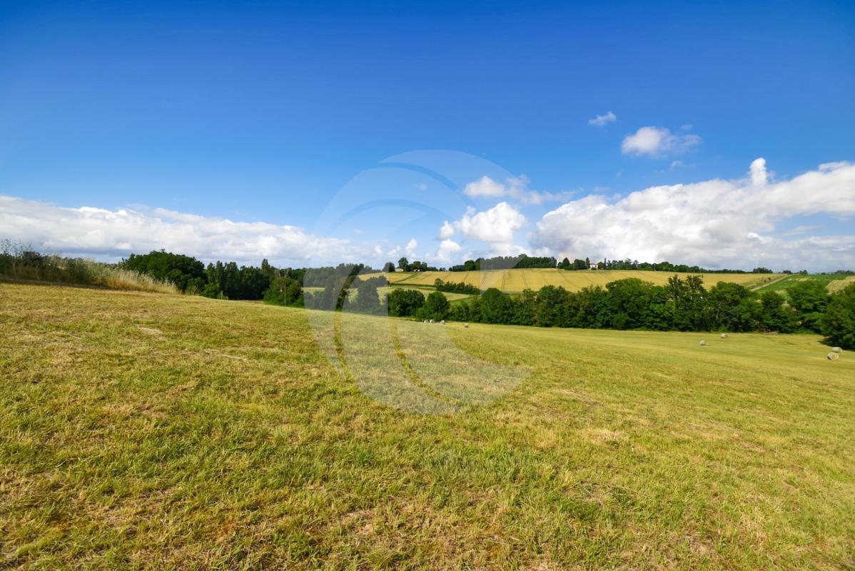 Terrain avec vue dégagée sur les coteaux – Montalzat