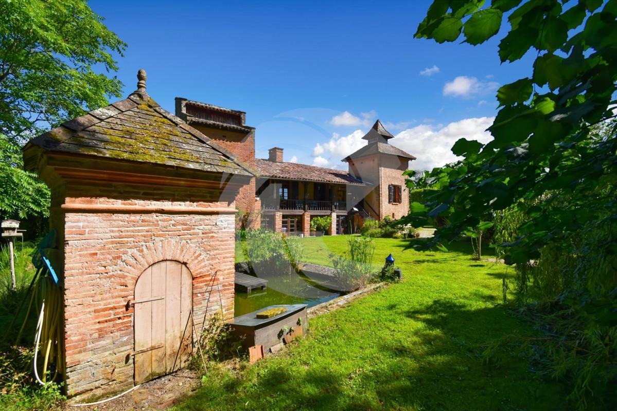 Maison de caractère du XVIIIe siècle avec pigeonniers aménagés et parc arboré – Saint-Nauphary