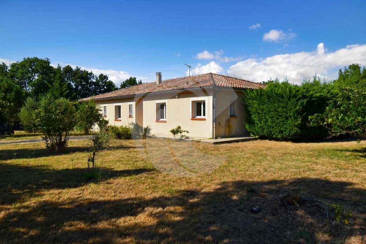 Maison T5 de 2003 avec sous-sol complet et grand terrain – Mirabel